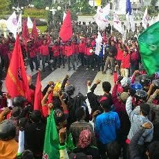 Demo Tuntut UMK Naik, Buruh: Sakitnya Itu di Sini Bu Risma