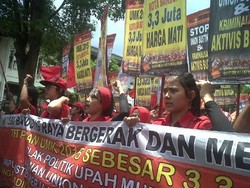Tolak Kenaikan BBM, Buruh Cantik Berbaju Merah Turun ke Jalan