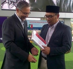 Diberi Buku Desain oleh Dubes Inggris, Ridwan Kamil: Thank You
