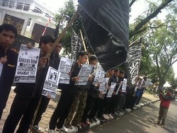 Demonstrasi, Mahasiswa HTI Bandung Bawa Poster BBM Naik Rakyat Tercekik