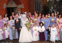 Wanita Ini Menikah dengan Diiringi 44 Pengiring Pengantin