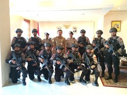 Usai Sisir Balai Kota, Tim Gegana Berfoto Ria Bareng Ahok