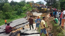 Pasca Ambles, Kementrian PU Terjunkan Alat Berat di Lintas Riau-Sumbar