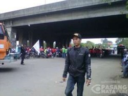 Exit Tol Bitung Ditutup karena Demo Buruh, Lalin Macet 13 Km