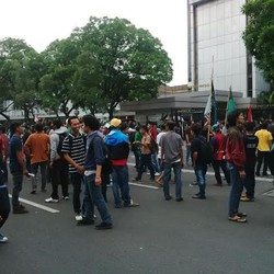 Demo di Depan Kementerian ESDM, Massa HMI Blokir Jalan MH Thamrin