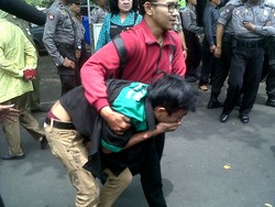 Demo Tolak Kenaikan Harga BBM di Semarang Bentrok, Mahasiswa Pingsan