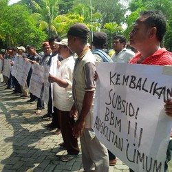 Tolak Kenaikan BBM, Ratusan Awak Angkutan Umum Labrak Balaikota Solo