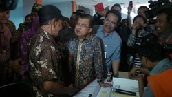 Wapres JK Tinjau Pemberian Uang PSKS di Kantor Pos Rawamangun