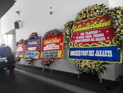 Jelang Pelantikan Gubernur DKI, Karangan Bunga Mulai Hiasi Kantor Ahok