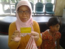 Warga Mulai Cairkan Dana Kartu Sakti di Kantor Pos Lapangan Banteng