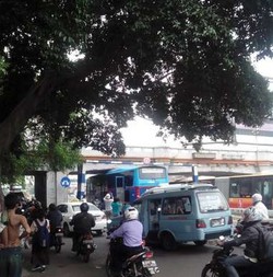 Keluar Busway, Bus APTB ini Malah Nyangkut di Jembatan Kereta Jatinegara