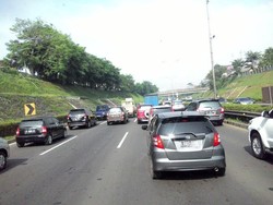 BBM Naik Sepertinya Tak Pengaruh ke Kelas Menengah Atas, Tol di Jakarta Masih Macet