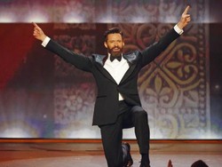Hugh Jackman Tampil Memukau di Panggung Broadway