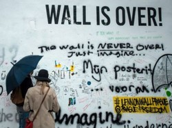 Dinding Graffiti John Lennon di Praha Ditimpa Cat Putih