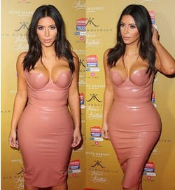 Kim Kardashian Pakai Baju Super Ketat Saat Peluncuran Parfum Terbarunya