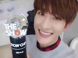 Zhoumi Raih Piala Pertama di Acara Musik TV Korea