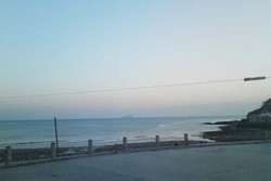 Begini Rasanya Liburan ke Pantai Saat Musim Dingin