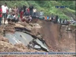 Jalur Transportasi Riau-Sumbar Terputus