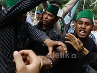 Demo BBM, Mahasiswa dan Polisi Saling Dorong