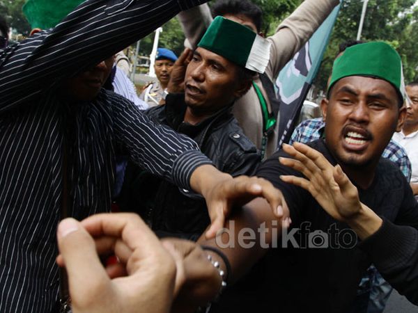 Demo BBM, Mahasiswa dan Polisi Saling Dorong