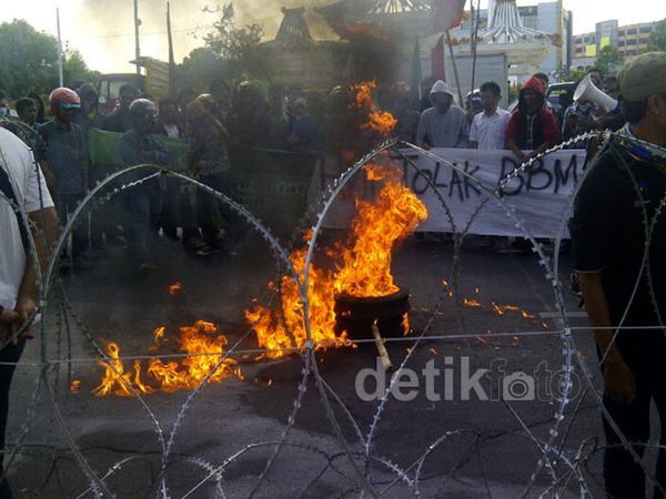Pendemo Bentrok di Kantor Gubernur Jatim