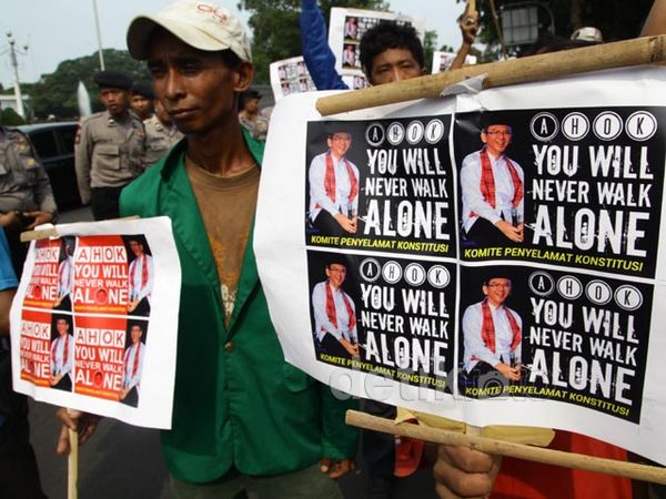 Aksi Tolak dan Dukung Ahok di Istana