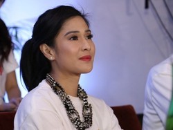Dian Sastrowardoyo Sulit Tahan Ketawa di Film 7/24