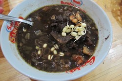 Pecel Pincuk Godong Ijo: Uenak Tenan Rawon Daging yang Gurih Plus Teh Poci Nasgitel