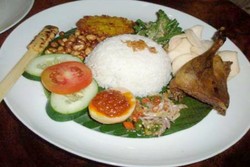Sedapnya Nasi Campur Bali Untuk Makan Siang Mengenyangkan