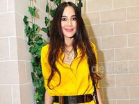 Ina Thomas, Ibu 2 Anak yang Tetap Cantik dan Glamor
