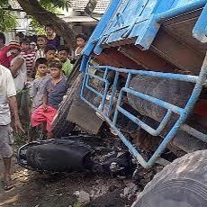 Truk Seruduk Motor dan Pagar Rumah, Seorang Biker Kritis