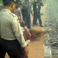 Pendemo Tolak BBM di Depan Kantor Gubernur Jatim Bentrok dengan Polisi