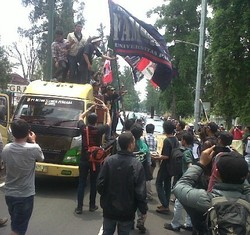 Tolak Harga BBM Naik, Mahasiswa Sandera Truk di Jalan Dago Bandung