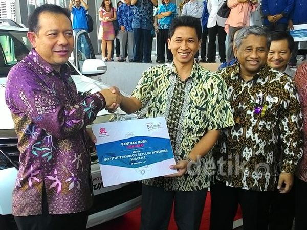 Toyota Sumbang Fortuner ke ITS Untuk Riset