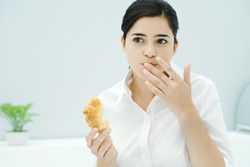 Garpu Besar dan Makan dengan Tangan Kiri Bisa Kurangi Porsi Ngemil