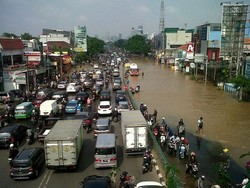 Begini Penampakan Banjir di Jl Abdullah Syafei Tebet, Arus Lalu Lintas Macet