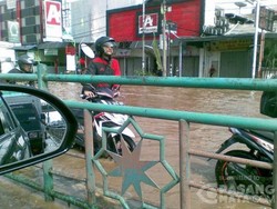 Nekat Terobos Banjir di Jl Abdullah Syafei Tebet, Beberapa Motor Mogok