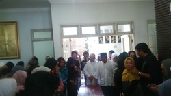 Isak Tangis Keluarga Iringi Jenazah Sri Saat Dibawa ke Pemakaman