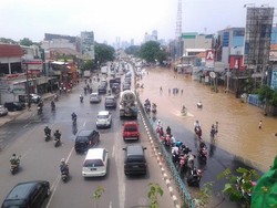 Banjir di Jl Abdullah Syafei Surut, Lalu Lintas Mulai Bergerak