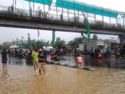 Terobos Banjir di Jl Abdullah Syafei Tebet, 2 Mobil dan 30 Motor Mogok