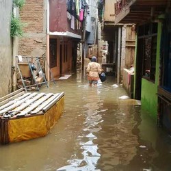 Banjir Kp Pulo Meluap Hingga Jalan, Lalin Tersendat