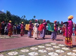 Semarak Tradisi Indonesia Tengah di Parade Budaya HUT Sumbawa Barat