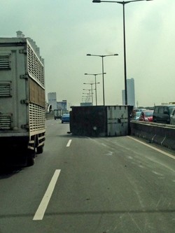 Mobil Boks Terguling di Km 20 Tol Prof Sedyatmo, Lalin Padat Merayap