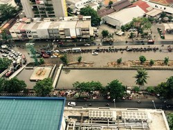 Penampakan Jl Gunung Sahari yang Tertutup Luapan Ciliwung dari Lantai 22