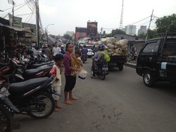Rumah Terendam Banjir, Warga Cililitan dan Cawang Minta Sumbangan di Jalanan