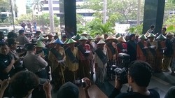 Tolak Pabrik Semen, Puluhan Ibu-ibu Petani Rembang Datangi KPK