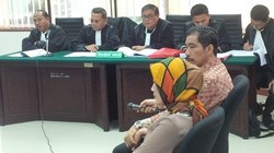 Romi Herton dan Istrinya Didakwa Suap Akil Mochtar Rp 14 M dan USD 316 Ribu