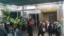 Menunggu Jenazah Sri, Para Pelayat Mulai Datangi Rumah Duka