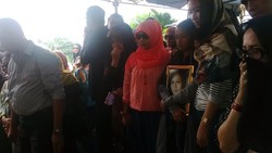 Jenazah Sri Dikubur, Anggia Terus Memeluk Foto Ibunya