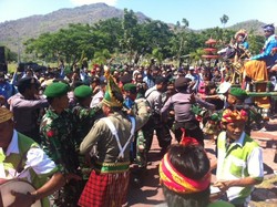 Begini Seharusnya! Di Sumbawa Barat, TNI AD-Polri Buktikan Kompak Menari Bersama